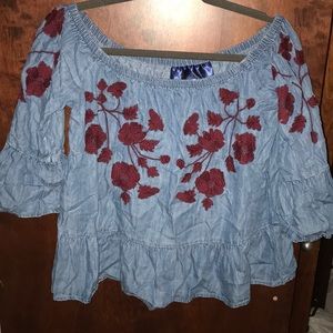 Sleeveless top with flower embroidery